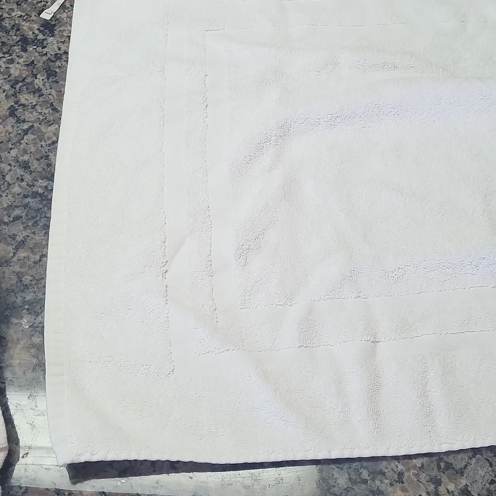 Lot of 4 100% cotton white bath rugs like new condition 21 x 32 